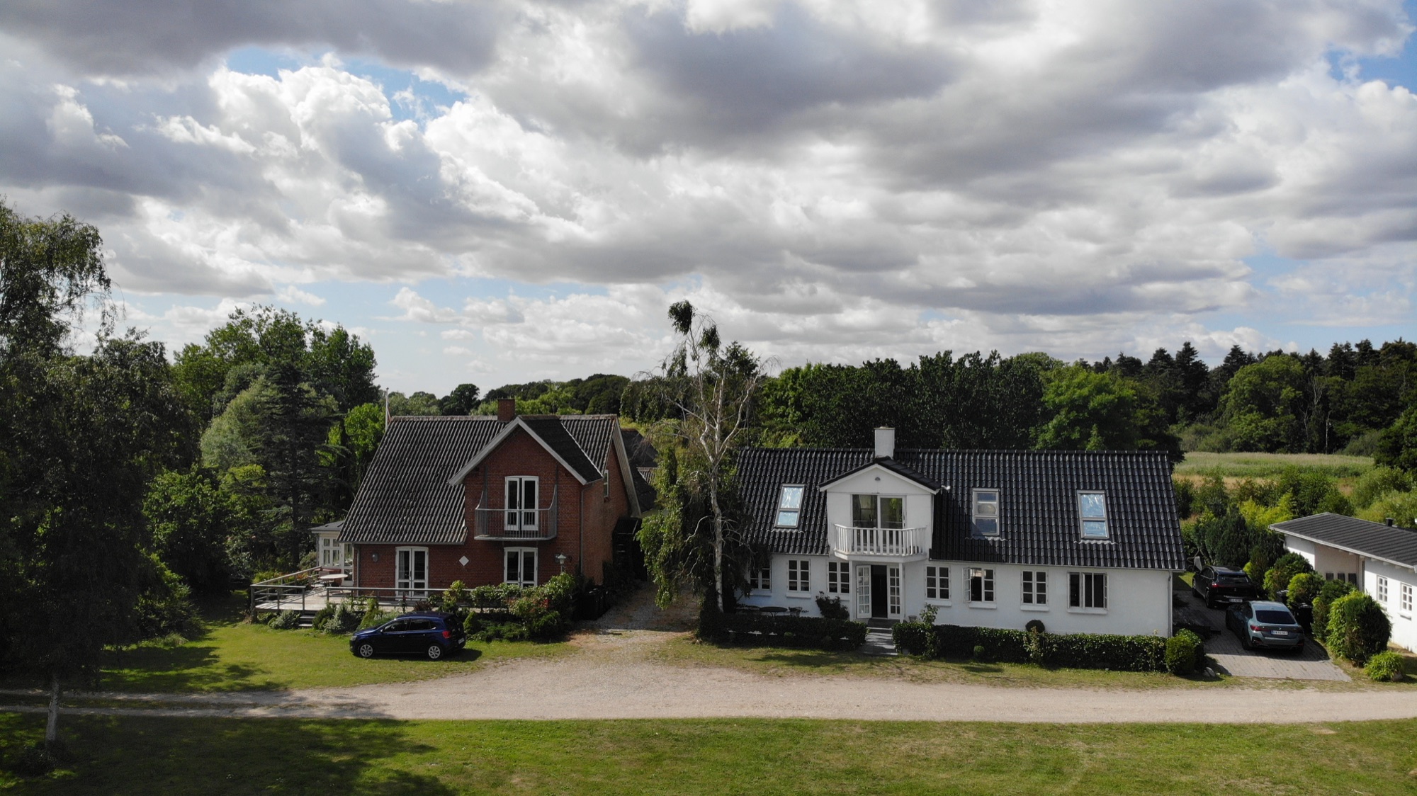 Ejendommens hvide facade set fra luften